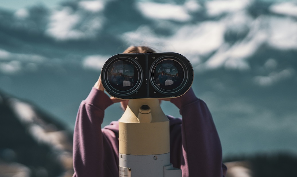 Kind schaut durch Fernglas