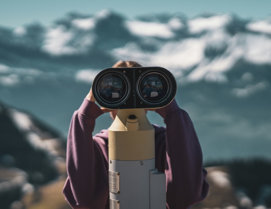 Kind schaut durch Fernglas